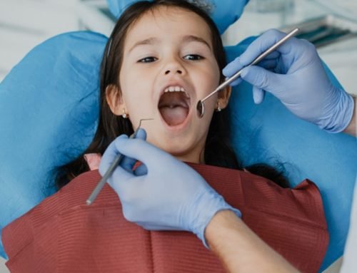 ¿A qué edad debe ir un niño por primera vez al dentista?